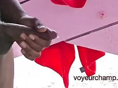 El anciano golpea a  ...