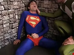 Chico musculoso mano ...