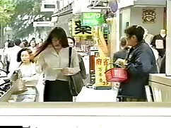 Chica pálida se vide ...