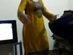 La joven Aisha folla ...