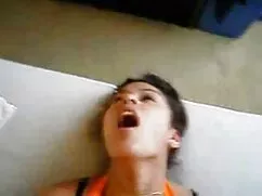 Tia pilla a su sobri ...