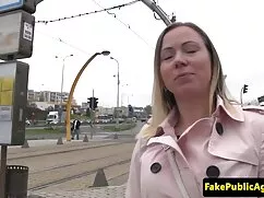 Una madre morena se  ...